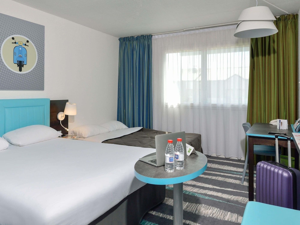 Habitación estándar con 1 cama doble y camas individuales del hotel ibis Styles Angouleme Nord. Foto 4