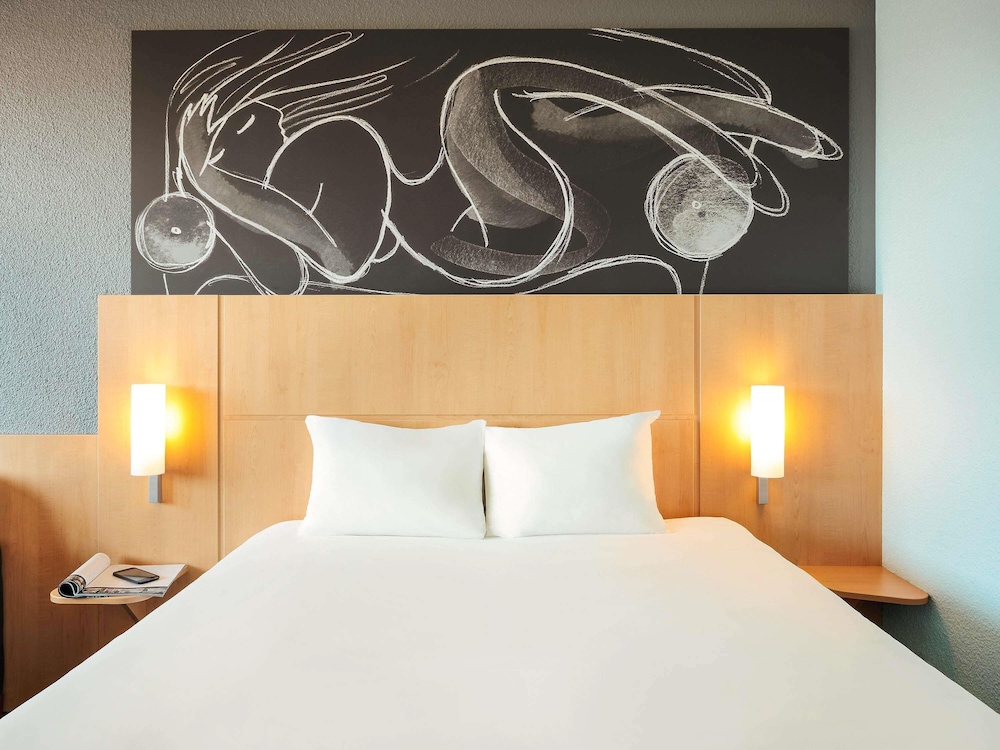 Habitación Standard con una cama doble y un sofá cama del hotel ibis Montpellier Centre Comédie. Foto 3