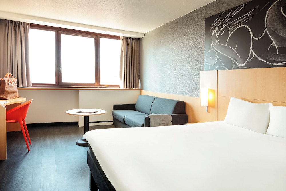 Habitación Standard con una cama doble y un sofá cama del hotel ibis Montpellier Centre Comédie. Foto 9