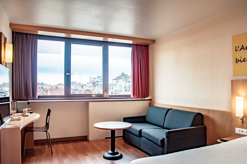 Habitación de categoría superior con dos camas individuales y un sofá cama del hotel ibis Montpellier Centre Comédie. Foto 7