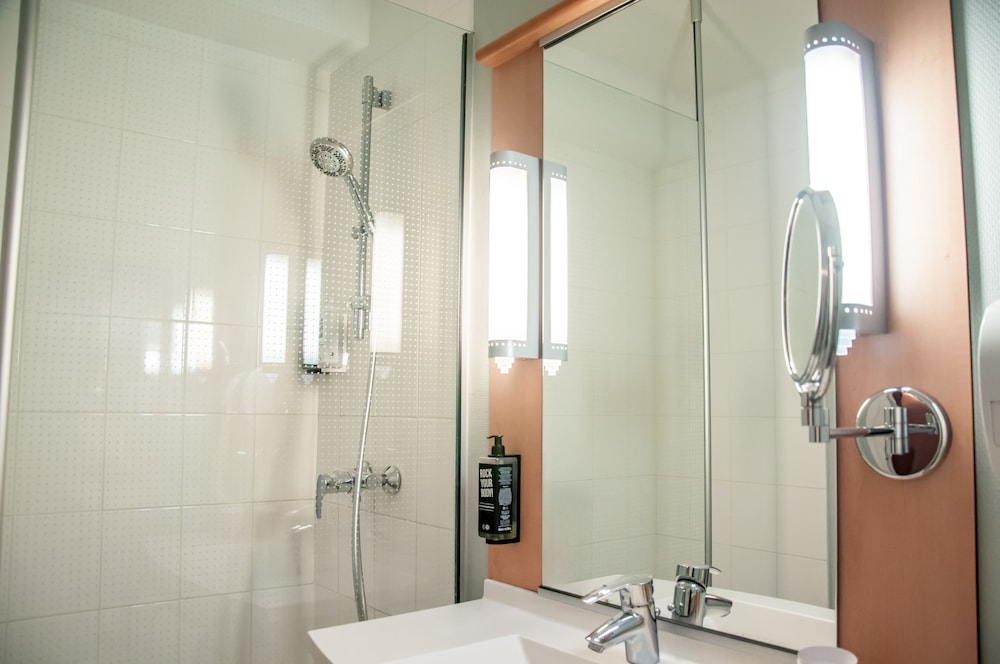 Habitación de categoría superior con dos camas individuales y un sofá cama del hotel ibis Montpellier Centre Comédie. Foto 10