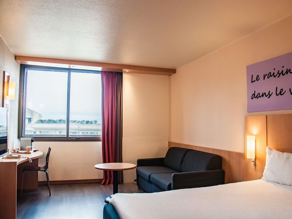 Habitación Executive con 1 cama doble y sofá del hotel ibis Montpellier Centre Comédie. Foto 10