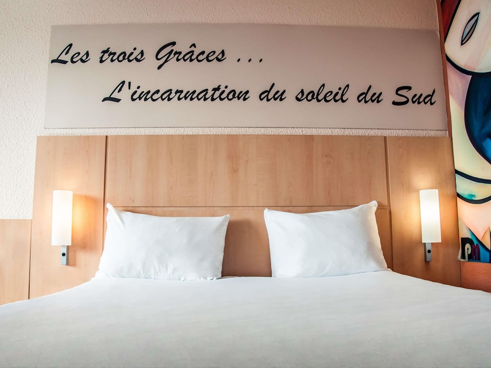 Habitación Executive con 1 cama doble y sofá del hotel ibis Montpellier Centre Comédie. Foto 11