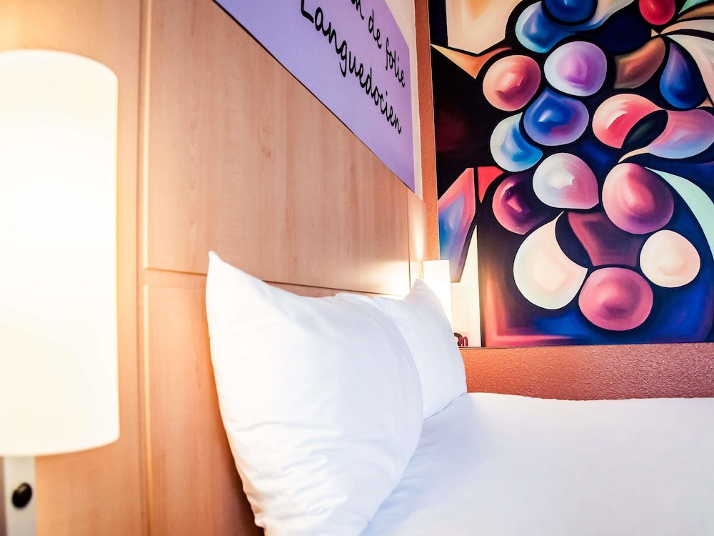 Habitación Executive con 1 cama doble y sofá del hotel ibis Montpellier Centre Comédie. Foto 14
