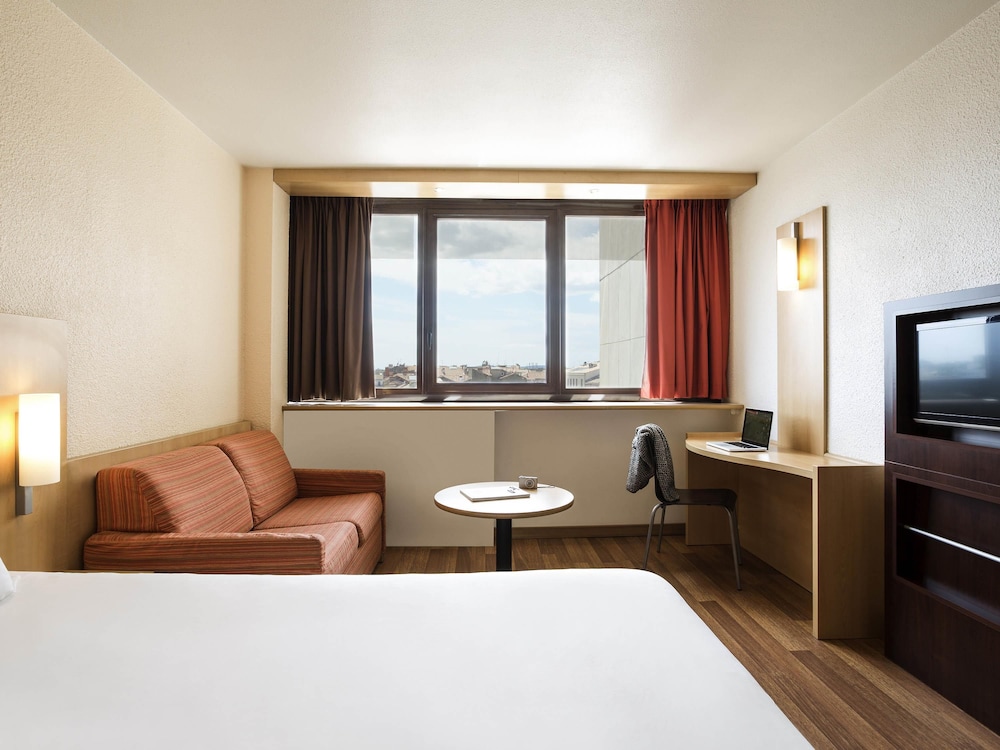 Habitación Standard con una cama doble y un sofá cama del hotel ibis Montpellier Centre Comédie. Foto 3