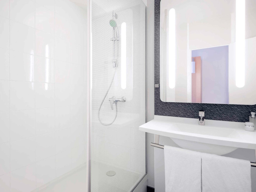 Habitación Standard con una cama doble y un sofá cama del hotel ibis Montpellier Centre Comédie. Foto 6