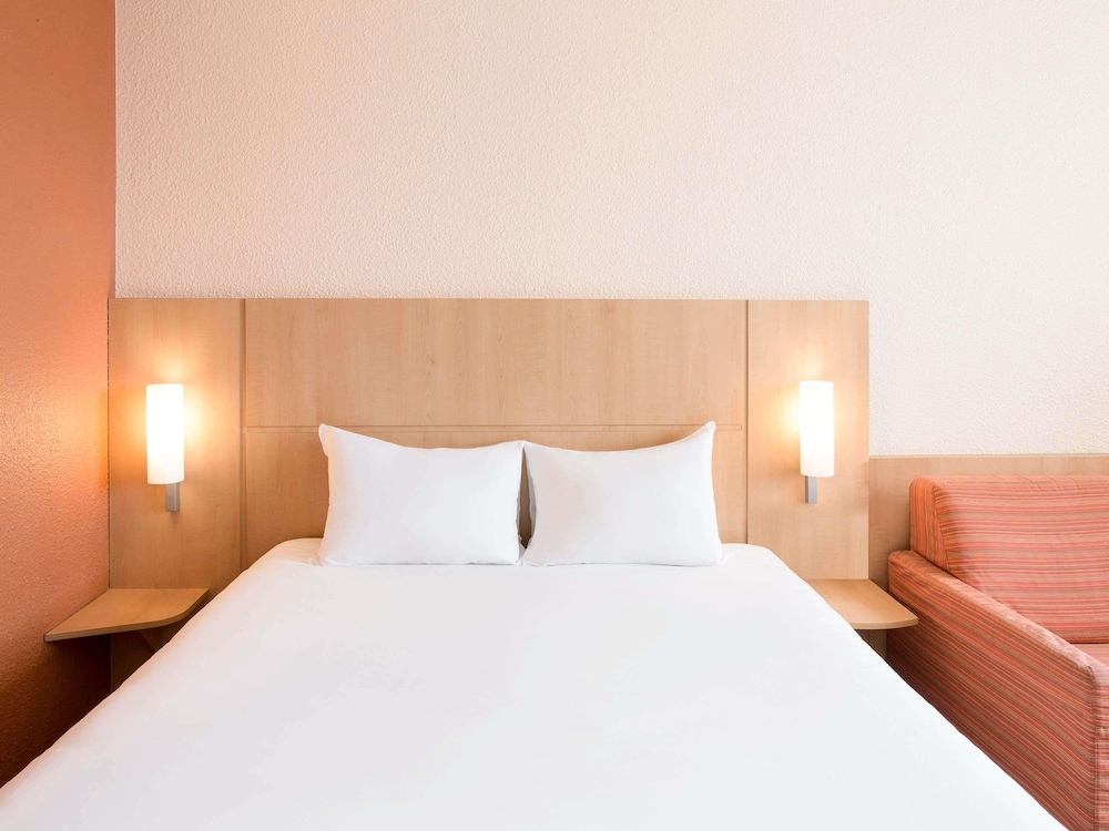 Habitación Standard con una cama doble y un sofá cama del hotel ibis Montpellier Centre Comédie. Foto 7