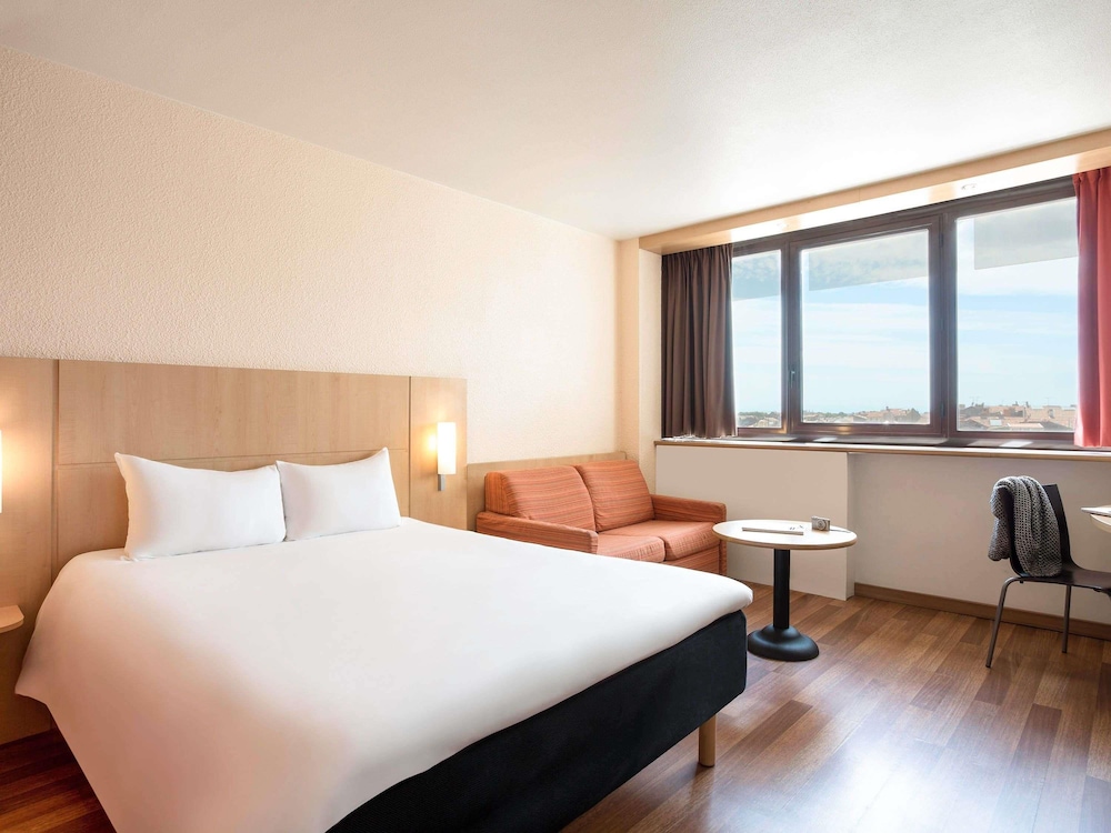 Habitación Standard con una cama doble y un sofá cama del hotel ibis Montpellier Centre Comédie. Foto 8