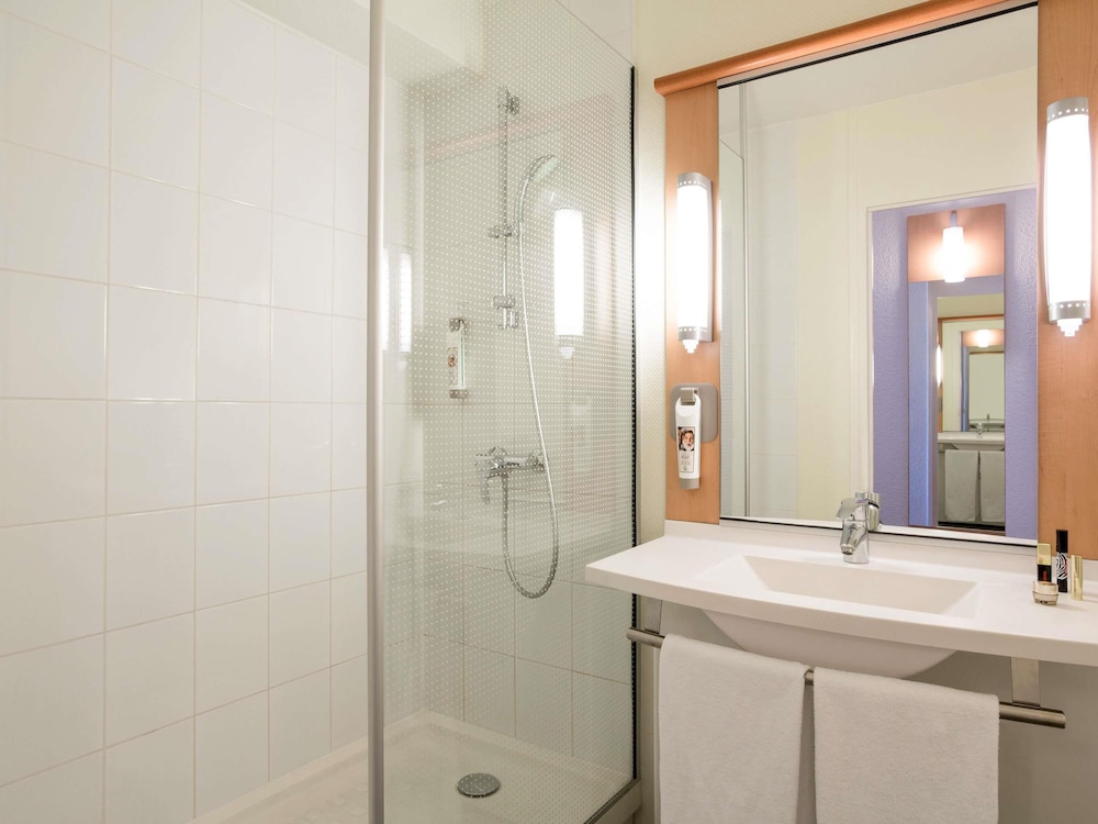 Habitación de categoría superior con dos camas individuales y un sofá cama del hotel ibis Montpellier Centre Comédie. Foto 7