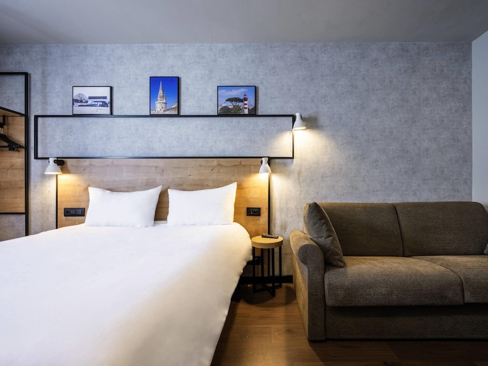 Habitación Premium doble, 1 cama doble con sofá cama del hotel ibis La Rochelle Vieux-Port. Foto 1