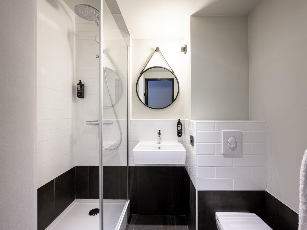 Habitación estándar, 1 cama doble, accesible para personas con discapacidad del hotel ibis La Rochelle Vieux-Port. Foto 1