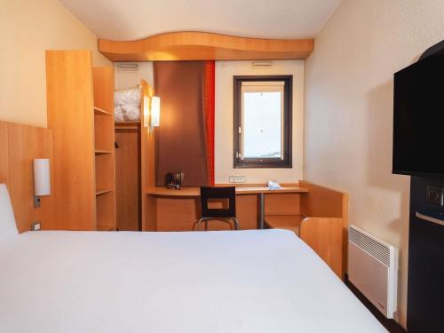 Habitación Estándar con 1 cama doble del hotel ibis Paris Pont De Suresnes. Foto 1