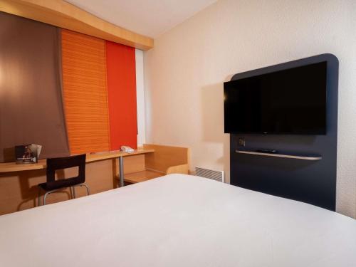 Habitación Estándar con 1 cama doble del hotel ibis Paris Pont De Suresnes. Foto 2