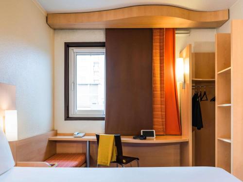 Habitación Estándar con 1 cama doble del hotel ibis Paris Pont De Suresnes. Foto 3