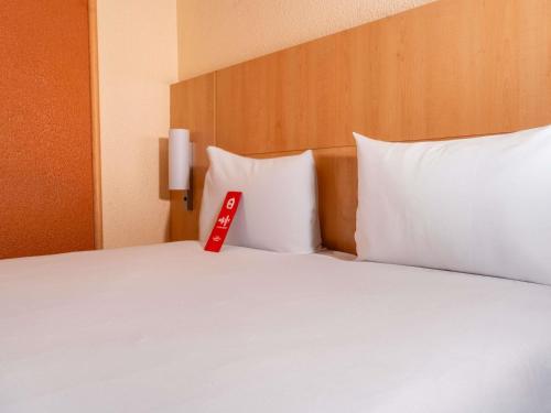 Habitación Estándar con 1 cama doble del hotel ibis Paris Pont De Suresnes. Foto 4