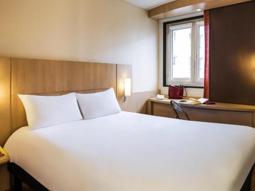 Habitación Estándar con 1 cama doble del hotel ibis Paris Pont De Suresnes. Foto 6