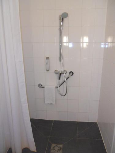 Habitación Estándar con 1 cama doble del hotel ibis Paris Pont De Suresnes. Foto 8
