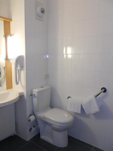 Habitación Estándar con 1 cama doble del hotel ibis Paris Pont De Suresnes. Foto 9