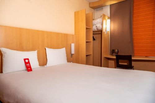 Habitación Estándar con 1 cama doble del hotel ibis Paris Pont De Suresnes. Foto 11