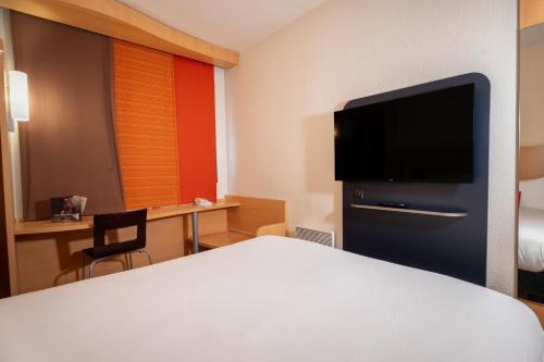 Habitación Estándar con 1 cama doble del hotel ibis Paris Pont De Suresnes. Foto 13