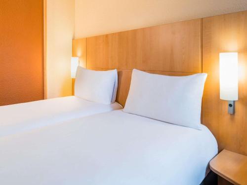Habitación estándar con dos camas individuales del hotel ibis Paris Pont De Suresnes