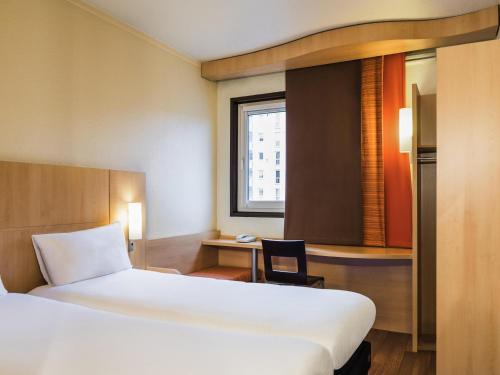Habitación estándar con dos camas individuales del hotel ibis Paris Pont De Suresnes. Foto 2