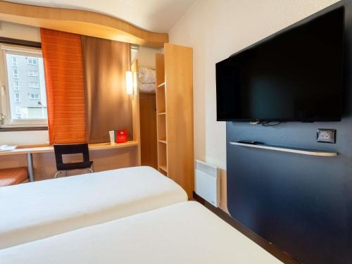 Habitación estándar con dos camas individuales del hotel ibis Paris Pont De Suresnes. Foto 3