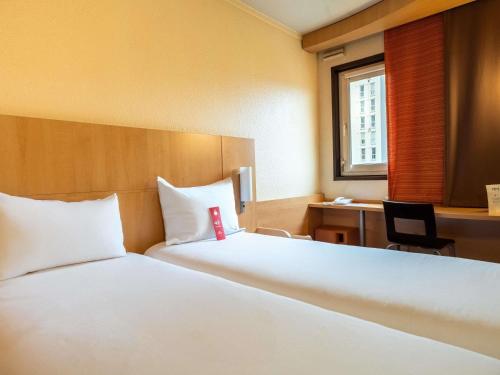 Habitación estándar con dos camas individuales del hotel ibis Paris Pont De Suresnes. Foto 4