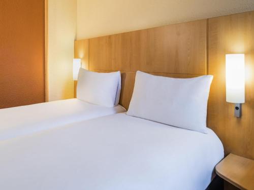 Habitación estándar con dos camas individuales del hotel ibis Paris Pont De Suresnes. Foto 5