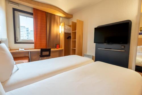 Habitación estándar con dos camas individuales del hotel ibis Paris Pont De Suresnes. Foto 10