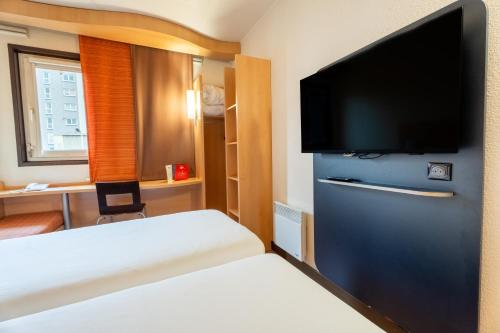 Habitación estándar con dos camas individuales del hotel ibis Paris Pont De Suresnes. Foto 11