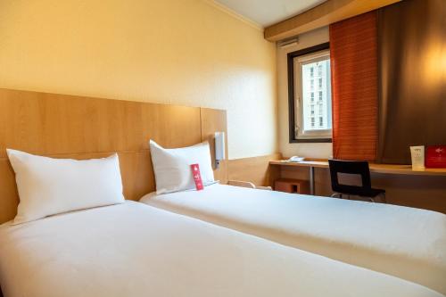 Habitación estándar con dos camas individuales del hotel ibis Paris Pont De Suresnes. Foto 12