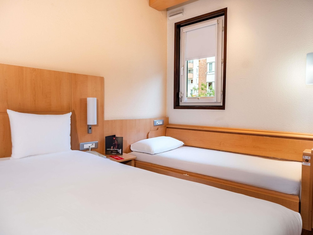 Habitación triple 1 Cama Individual 1 Cama doble del hotel ibis Paris Pont De Suresnes