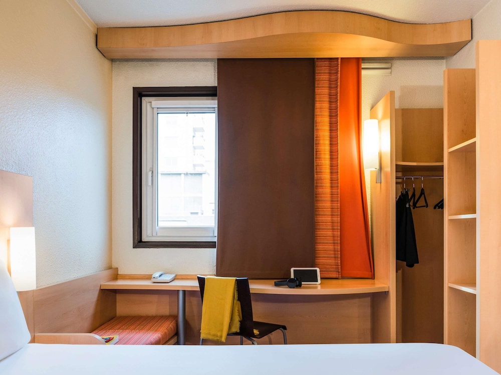 Habitación triple 1 Cama Individual 1 Cama doble del hotel ibis Paris Pont De Suresnes. Foto 1