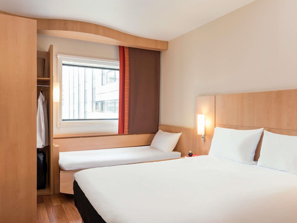 Habitación triple 1 Cama Individual 1 Cama doble del hotel ibis Paris Pont De Suresnes. Foto 4