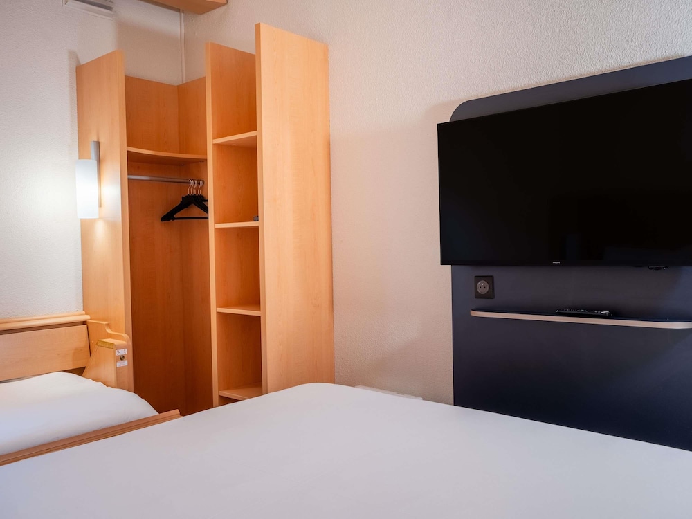Habitación triple 1 Cama Individual 1 Cama doble del hotel ibis Paris Pont De Suresnes. Foto 5