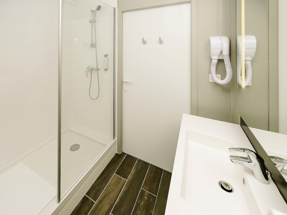Habitación estándar, varias camas del hotel ibis Lyon Est Beynost A42