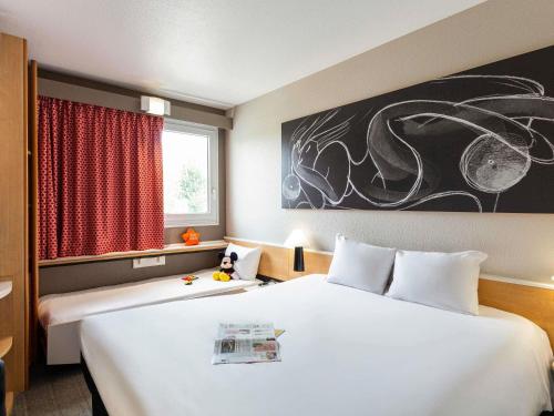Habitación Doble con cama infantil del hotel ibis Bordeaux Pessac Route des Vins Hotel