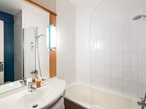Habitación Doble con cama infantil del hotel ibis Bordeaux Pessac Route des Vins Hotel. Foto 1