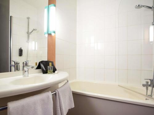 Habitación Doble con cama infantil del hotel ibis Bordeaux Pessac Route des Vins Hotel. Foto 3