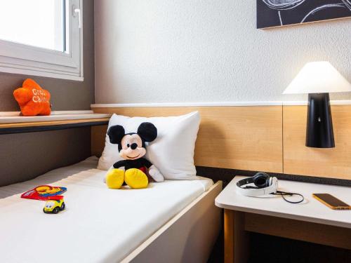Habitación Doble con cama infantil del hotel ibis Bordeaux Pessac Route des Vins Hotel. Foto 4