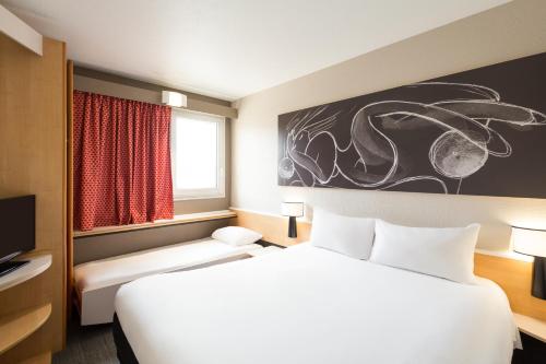 Habitación Doble con cama infantil del hotel ibis Bordeaux Pessac Route des Vins Hotel. Foto 11