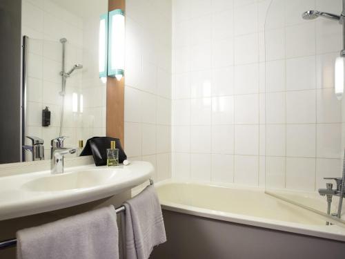 Habitación Doble Estándar - 1 o 2 camas del hotel ibis Bordeaux Pessac Route des Vins Hotel. Foto 7