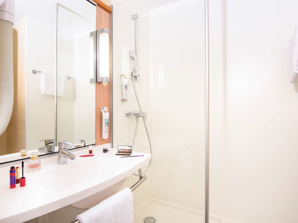 Habitación estándar, 2 camas individuales del hotel ibis Créteil. Foto 2