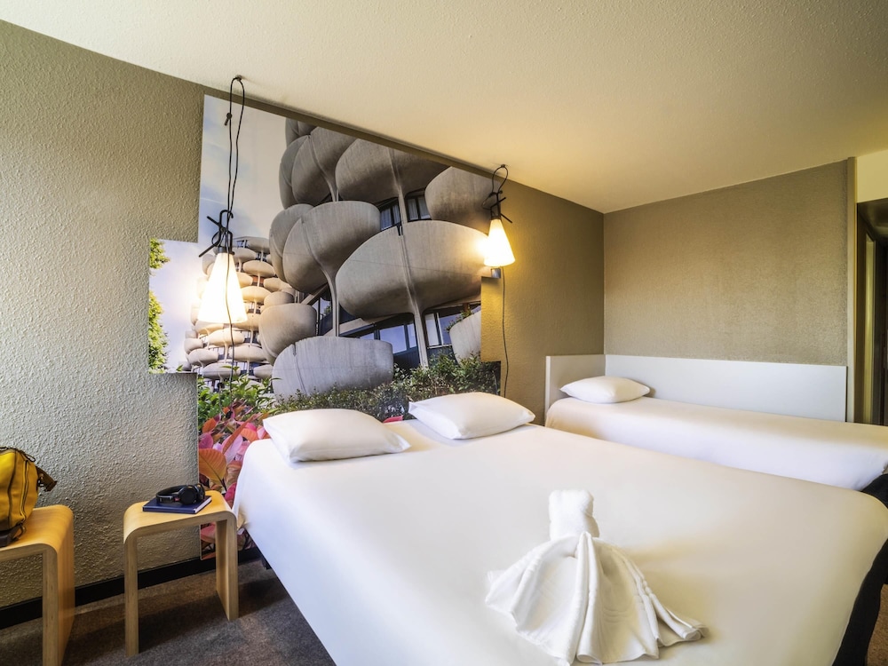 Habitación estándar doble, varias camas del hotel ibis Créteil