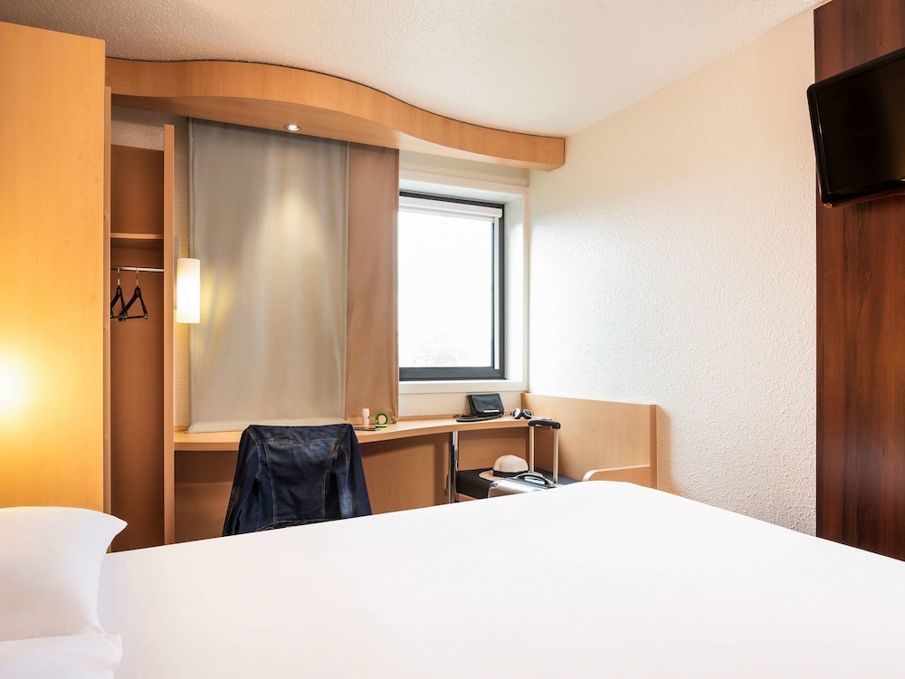 Habitación estándar doble, varias camas del hotel ibis Créteil. Foto 2