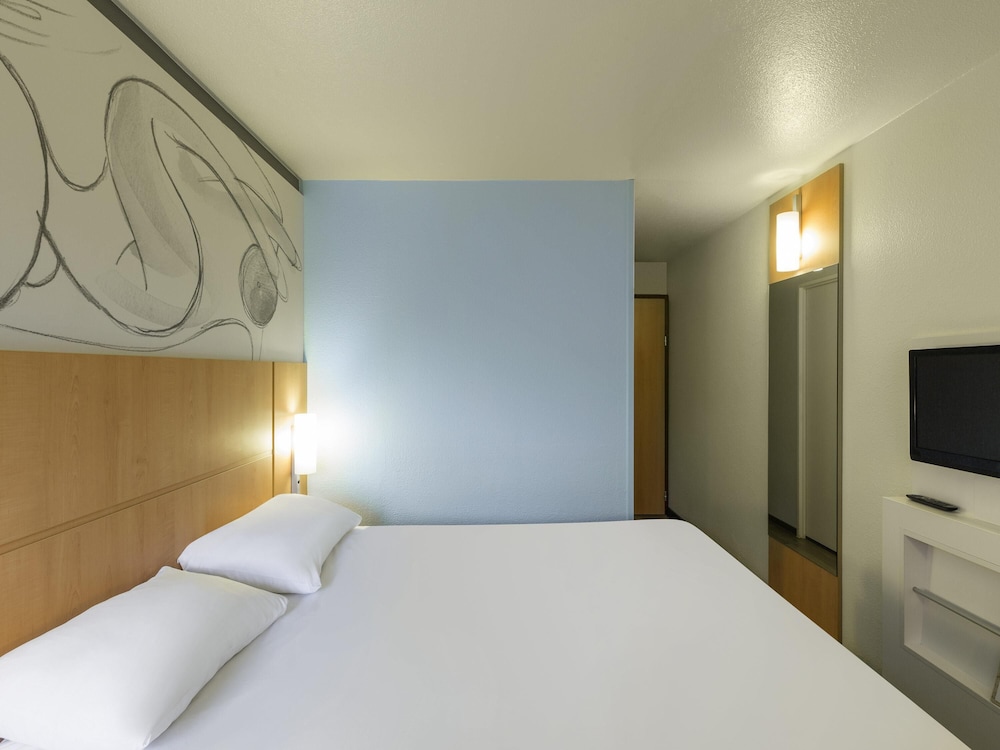 HABITACIÓN STANDARD CON CAMA DOBLE GRANDE del hotel Ibis Paris Meudon Velizy. Foto 2