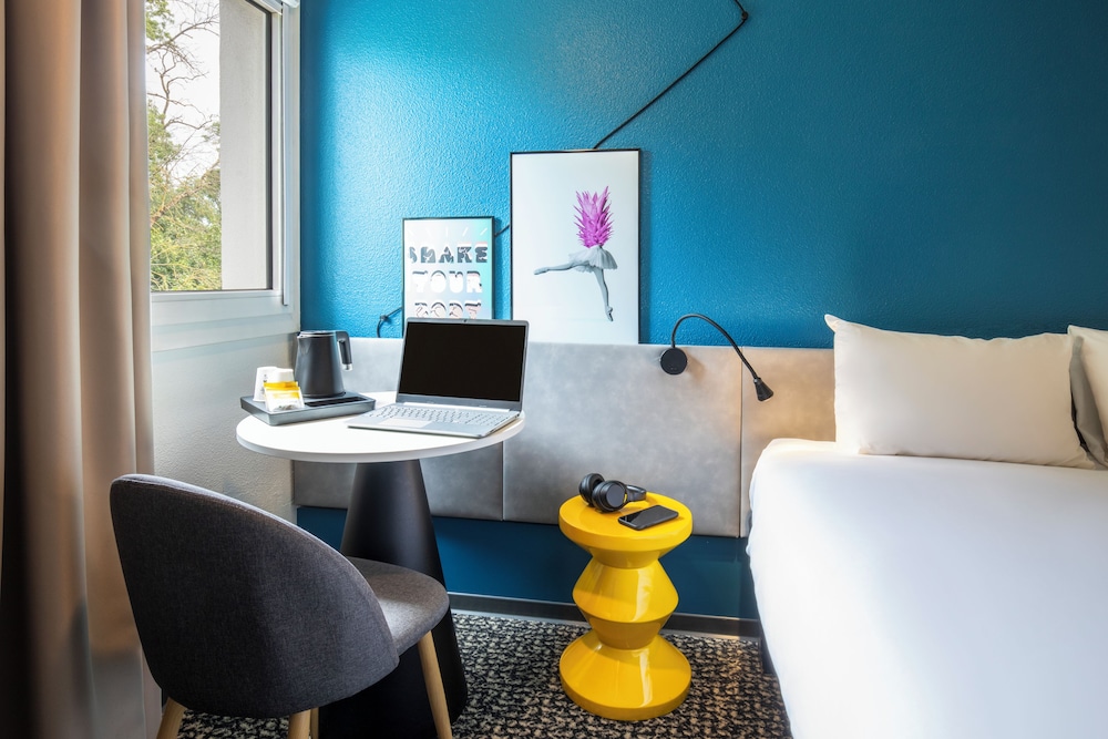 HABITACIÓN STANDARD CON CAMA DOBLE GRANDE del hotel Ibis Paris Meudon Velizy. Foto 6