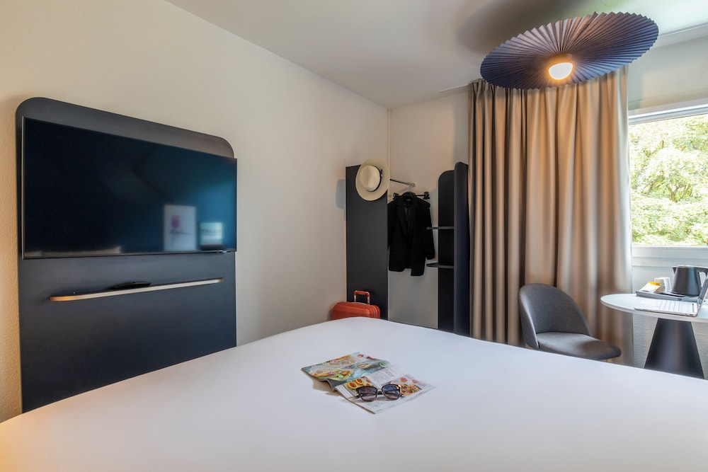 HABITACIÓN STANDARD CON CAMA DOBLE GRANDE del hotel Ibis Paris Meudon Velizy. Foto 8