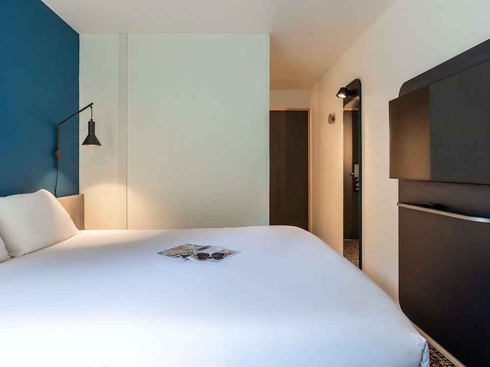 HABITACIÓN STANDARD CON CAMA DOBLE GRANDE del hotel Ibis Paris Meudon Velizy. Foto 12